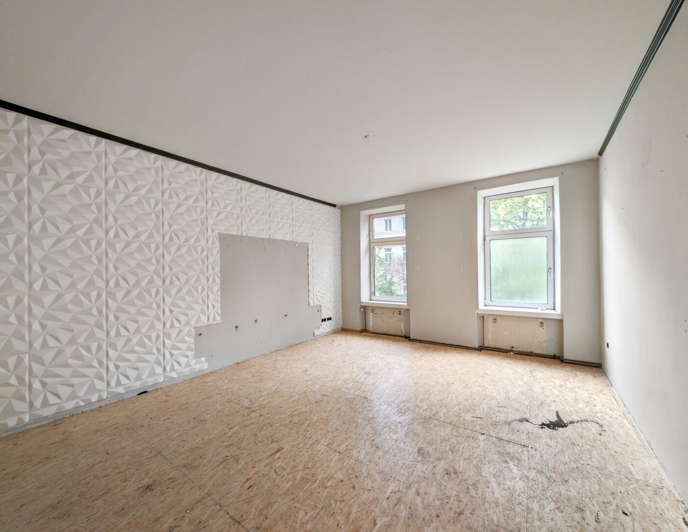 ++Q16++ Renovation-needed 2-room old building flat, lots of potential