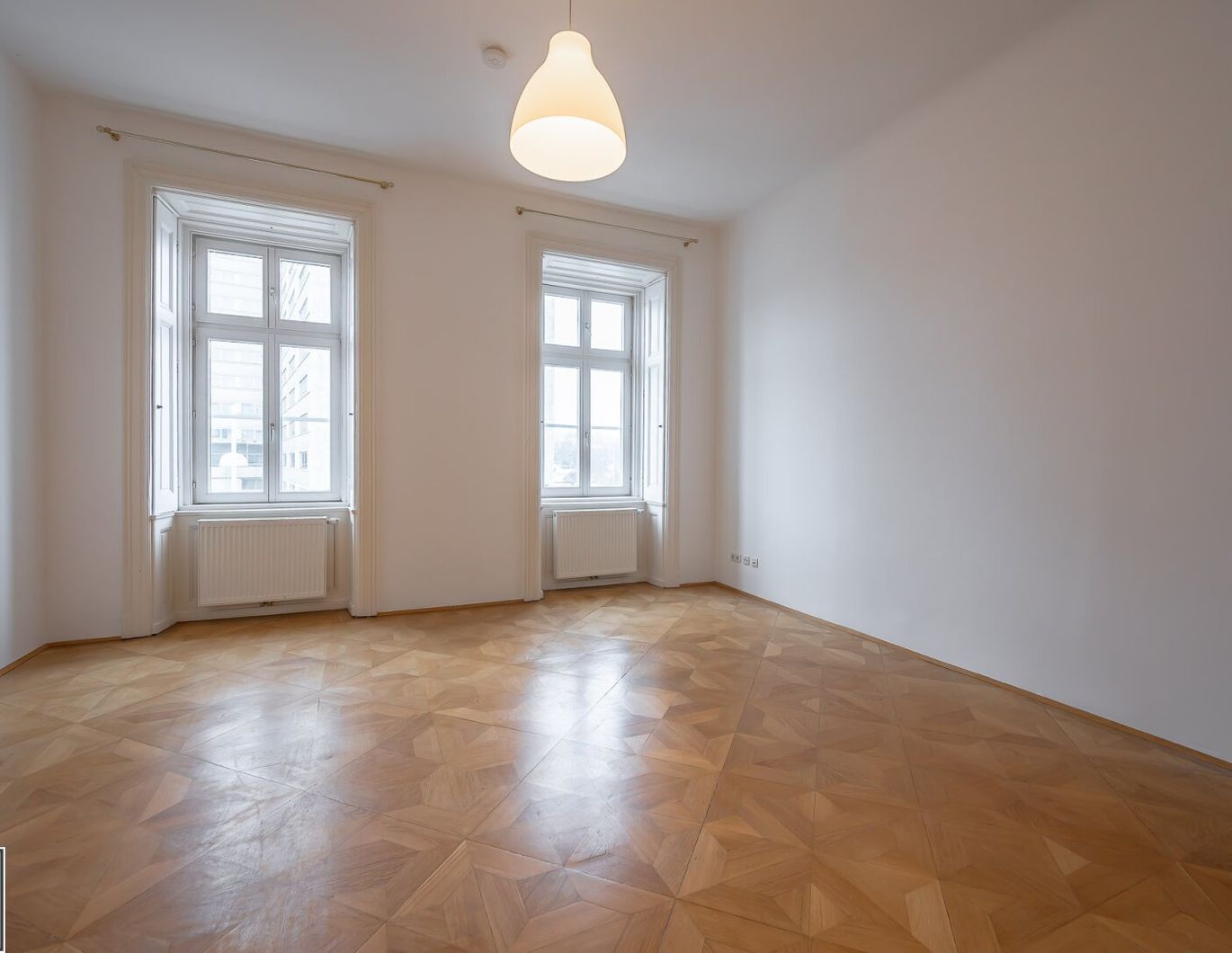 Große, wunderschöne Altbauwohnung - modern ausgestattet - repräsentative Lage am Heumarkt - ab sofort!