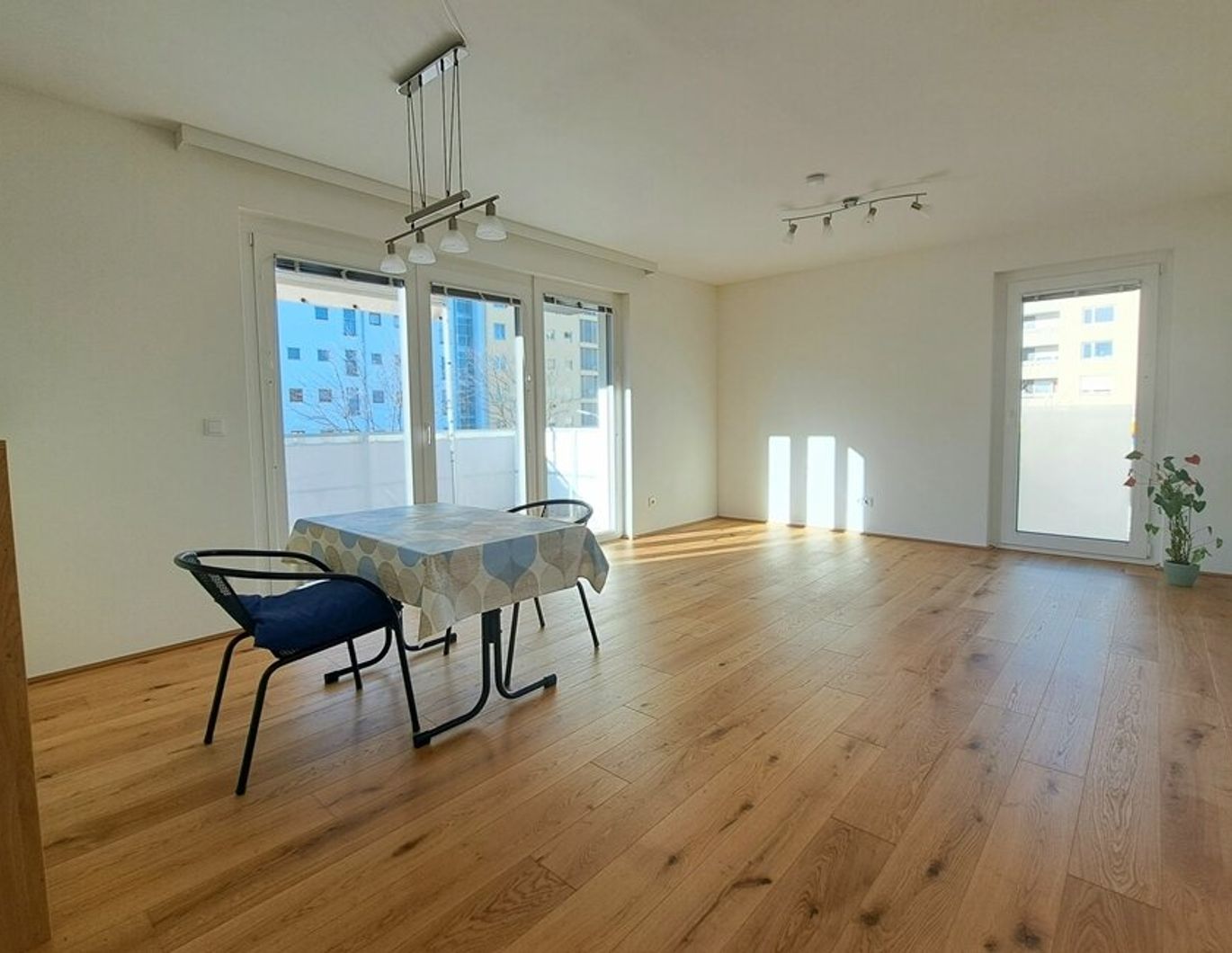 Nahezu Erstbezug - Zentrale Lage - Nähe Hotel-Sauerhof - in Baden bei Wien - barrierefreie 3-ZI-WG mit sonnigem Balkon und TG-Stellplatz