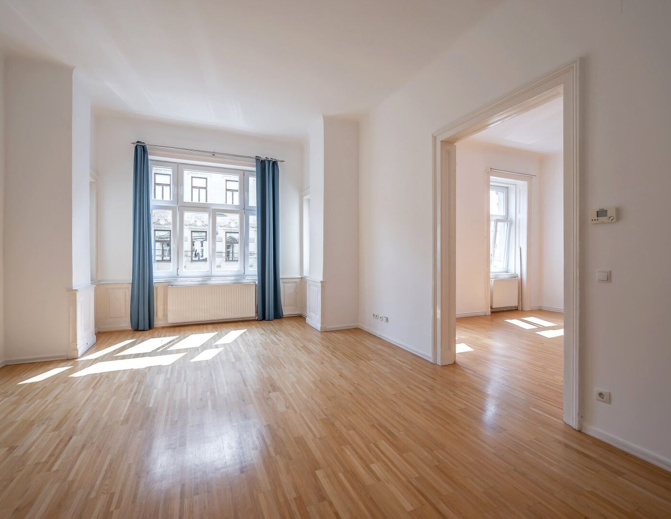 * NEW * Fantastic 4-Room Apartment in a Prestigious Period Building! Prime Location!