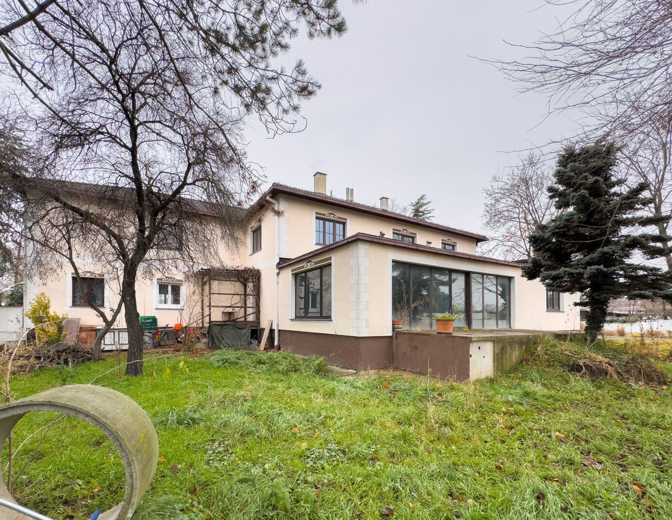 VILLA IN GRÜNLAGE - teilrenoviert