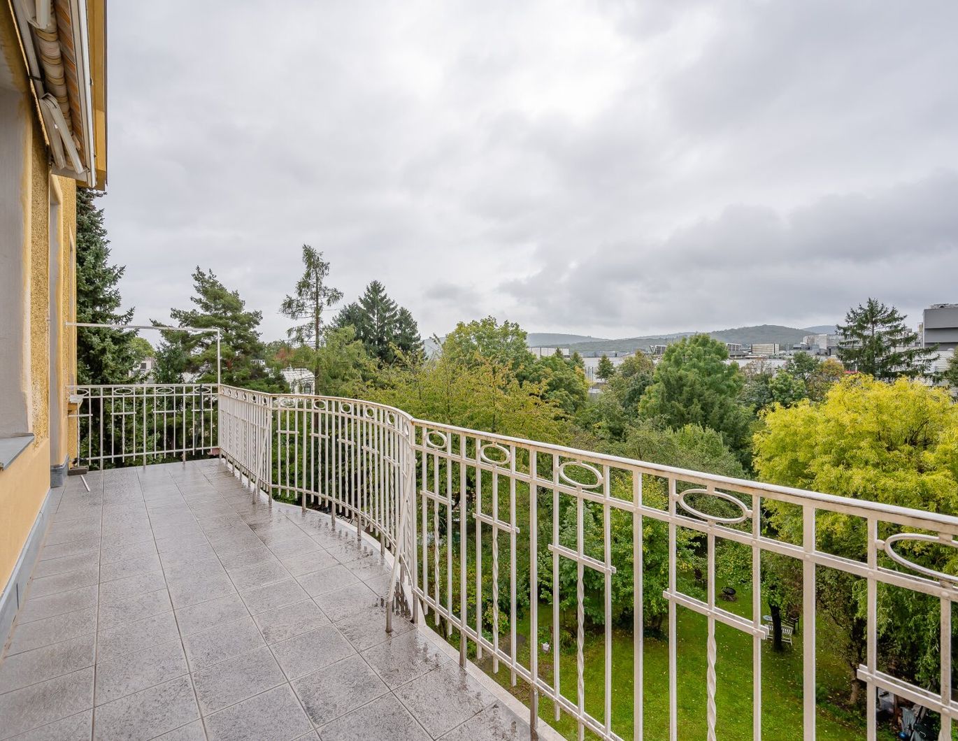 ++1140++ sanierungsbedürftige 3,5 Zimmer Wohnung in Stilvilla! idyllischer Garten!