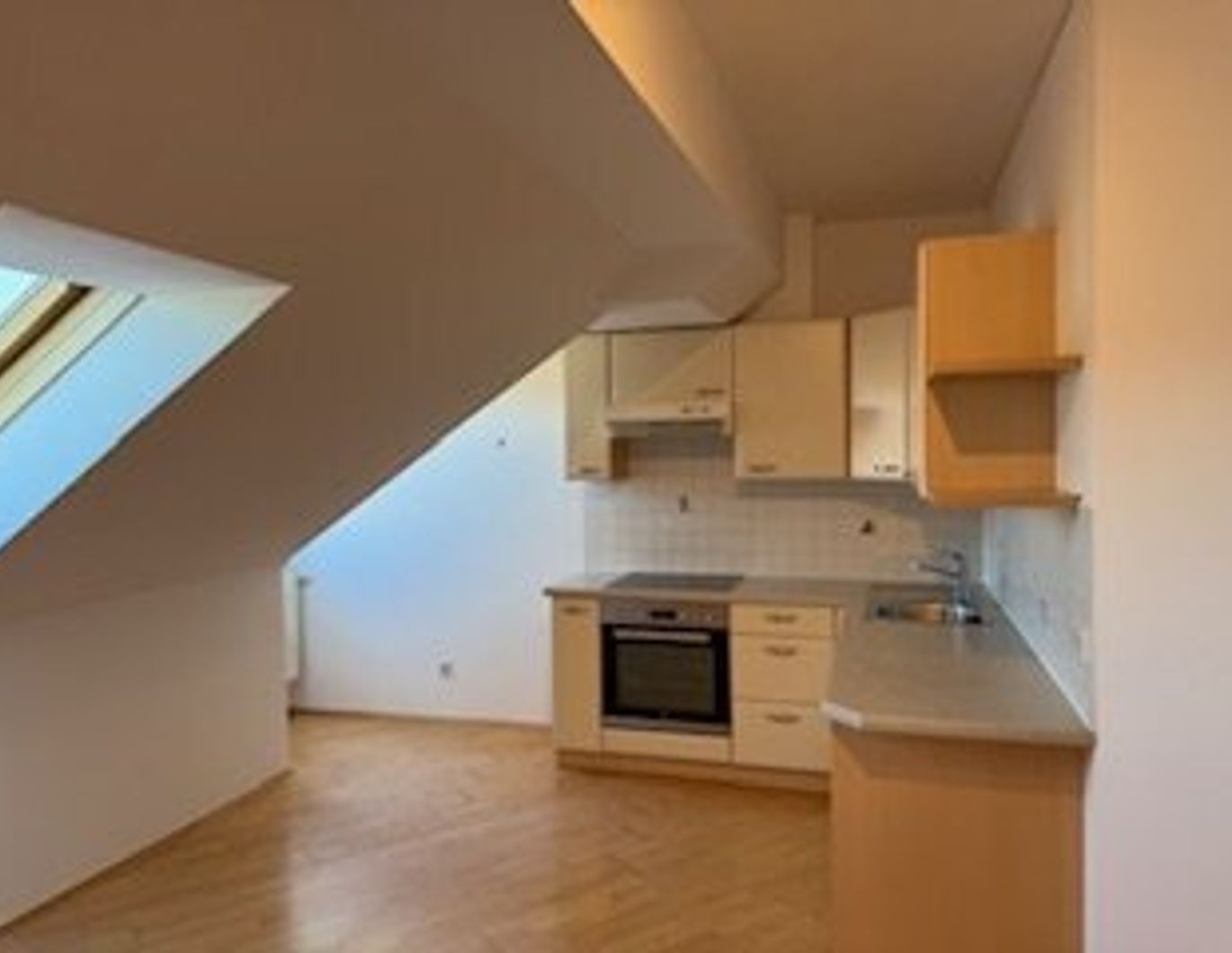 Moderne, lichtdurchflutete 1-Zimmer-Dachgeschoss-Wohnung in Graz: Wohnen/Essen/Kochen, Schlafzimmer- Gemütlich, gepflegt und ideal gelegen im Herz-Jesu Viertel
