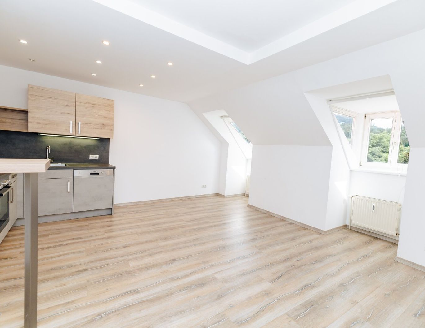 AB SOFORT VERFÜGBAR I BADEWANNE I MODERNE KÜCHE I TOP-SANIERT I LETZTER STOCK I HAUSTIERE WILLKOMMEN I NÄHE HAUPTPLATZ I PROJEKT WOHNEN I