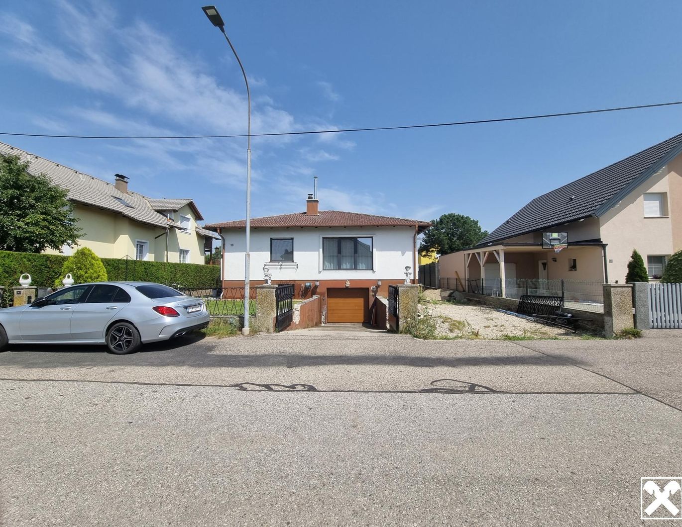 LIEBEVOLLER BUNGALOW MIT GEPFLEGTEM GARTEN IN TRAUMHAFTER RUHELAGE