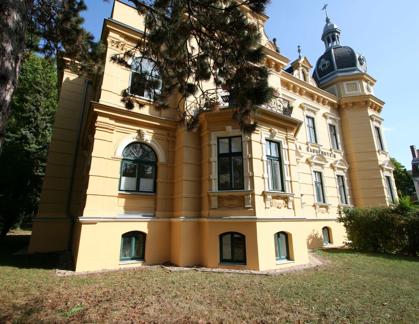 TRAUMHAFTE TERRASSE, RUNDUMBLICK INS GRÜNE