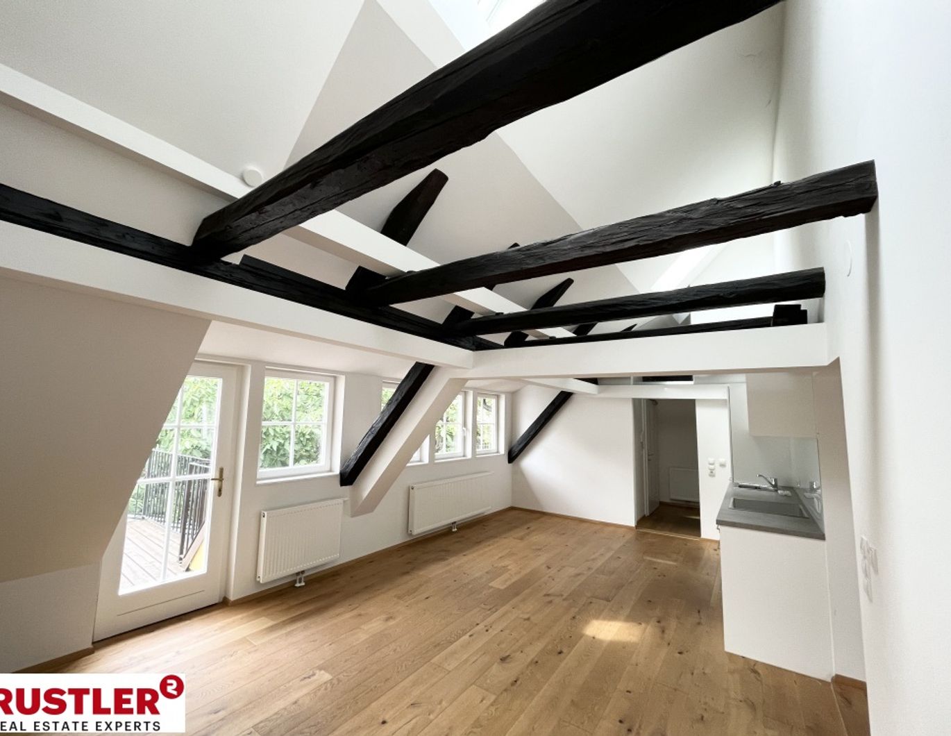 Moderne Dachgeschosswohnung mitten in der Stadt I Inklusive Balkon und Klimaanlage