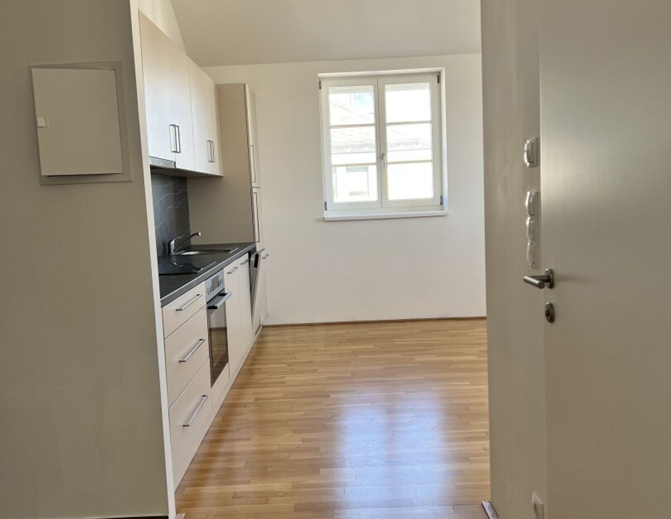 Charmante 2-Zimmer-Dachgeschosswohnung nahe U3 Kendlerstraße - Ruhig & Zentral