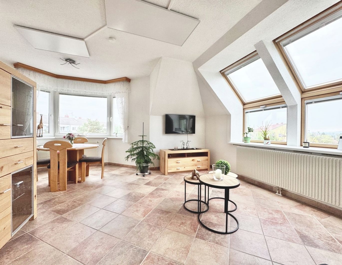 TOPLAGE IN EBERGASSING - WIEN-NÄHE | TRAUMHAFTE, LICHTDURCHFLUTETE 3 ZIMMER MIT FERNBLICK | STELLPLATZ FÜR AUTO INKLUSIVE