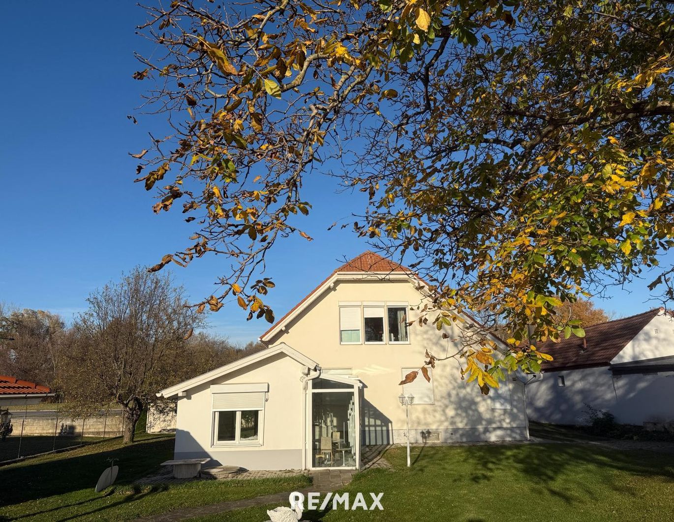 Kreative Villa mit Wintergarten und Nebengebäude