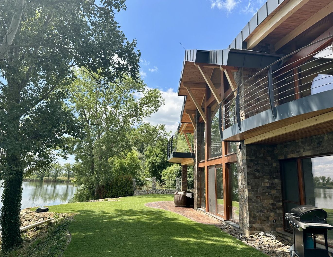 Außergewöhnliche Architekten-Villa mit exklusiver Ausstattung und eigenem Seeanteil