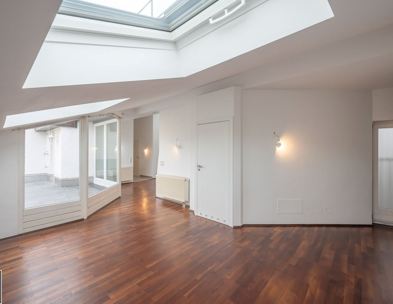 3 Zimmer-DG-Wohnung mit 2 hofseitigen Terrassen nahe Oper