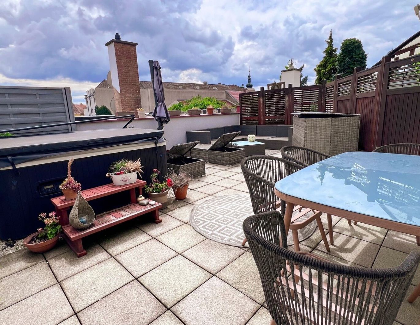 IM HERZEN VON PFAFFSTÄTTEN - MODERNE DACHGESCHOSSWOHNUNG MIT TERRASSE UND WHIRLPOOL