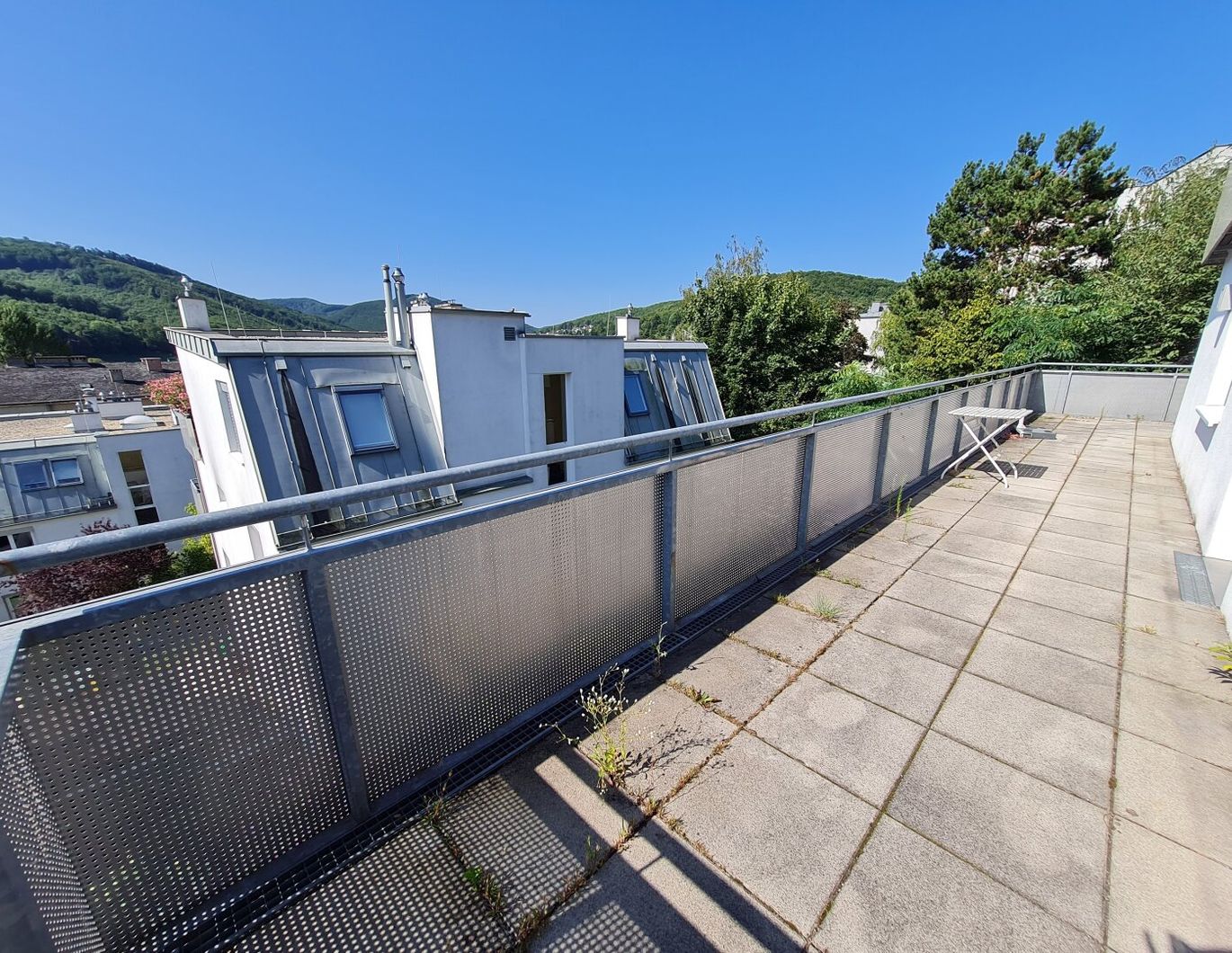 NÄHE ZENTRUM - RENOVIERTER ERSTBEZUG! SÜDSEITIGE 4 ZIMMERWOHNUNG MIT TERRASSE u. GARAGENPLÄTZEN!