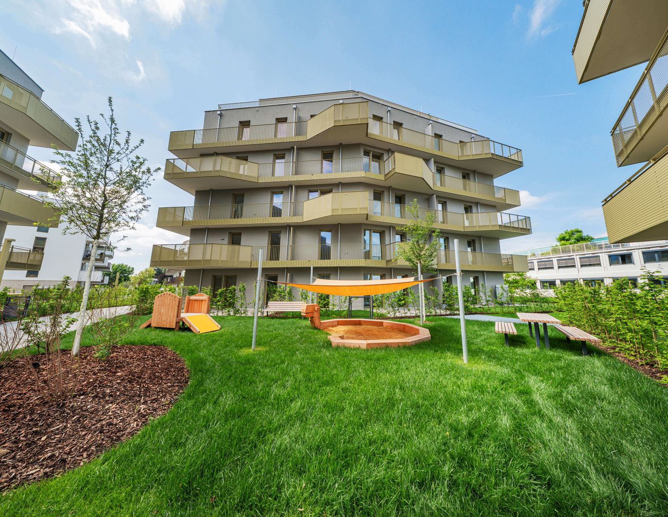 Erstbezug - Idyllisch im Grünen - Großes Outdoor-Areal