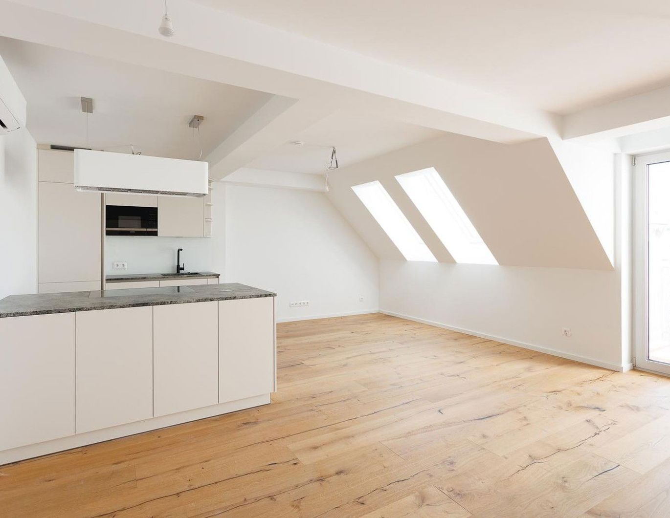 Lichtdurchflutete Maisonette auf zwei Ebenen mit Glasboden