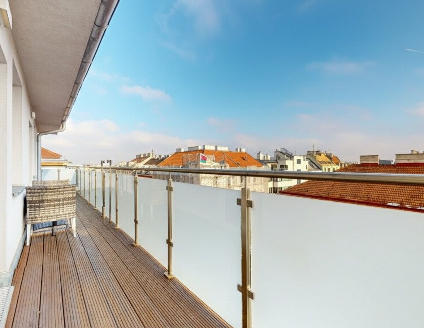 DACHGESCHOSS-TRAUM MIT UMLAUFENDEM BALKON | VOLLMÖBLIERT