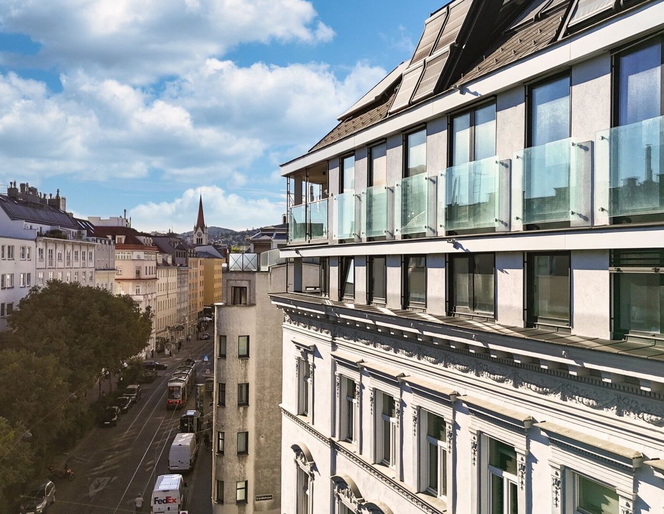 Altbau-Chic im Dachgeschoss | 3-Zimmer Balkonwohnung mit Klimaanlage und Fußbodenheizung