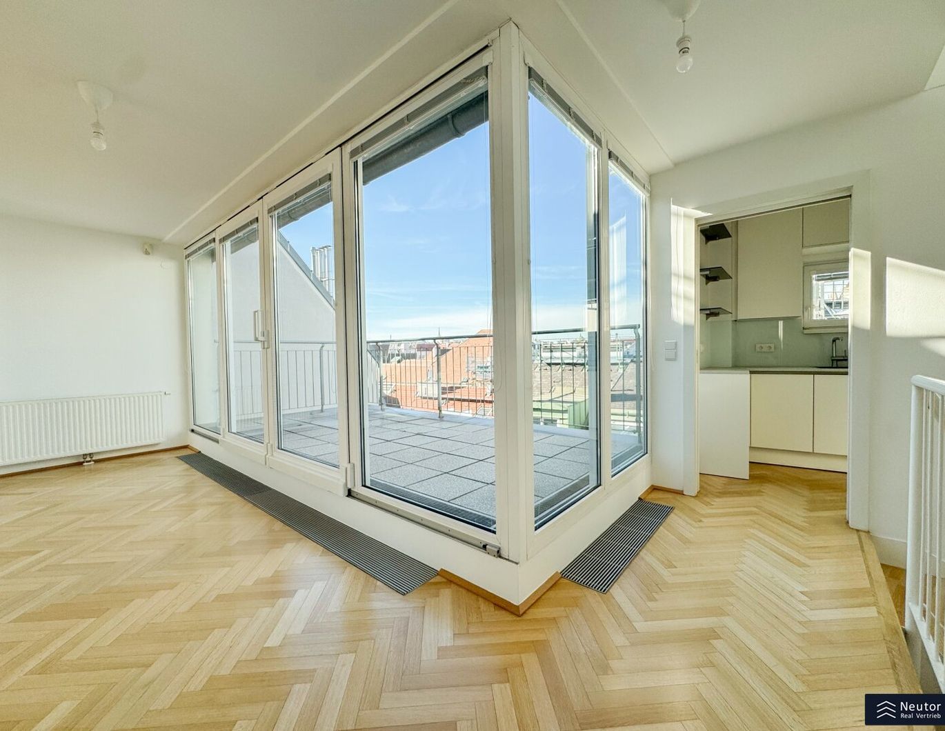 STILVOLL WOHNEN IM HERZEN WIENS - LICHTDURCHFLUTETE DG-MAISONETTE MIT 2 TERRASSEN - TRAUMHAFTER BLICK AUF DEN STEPHANSDOM