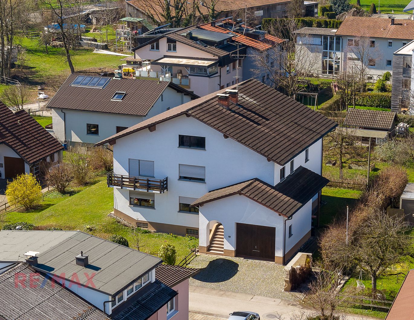 Zweiparteienhaus in Lauteracher Toplage mit fast 1.000m² Grundstück