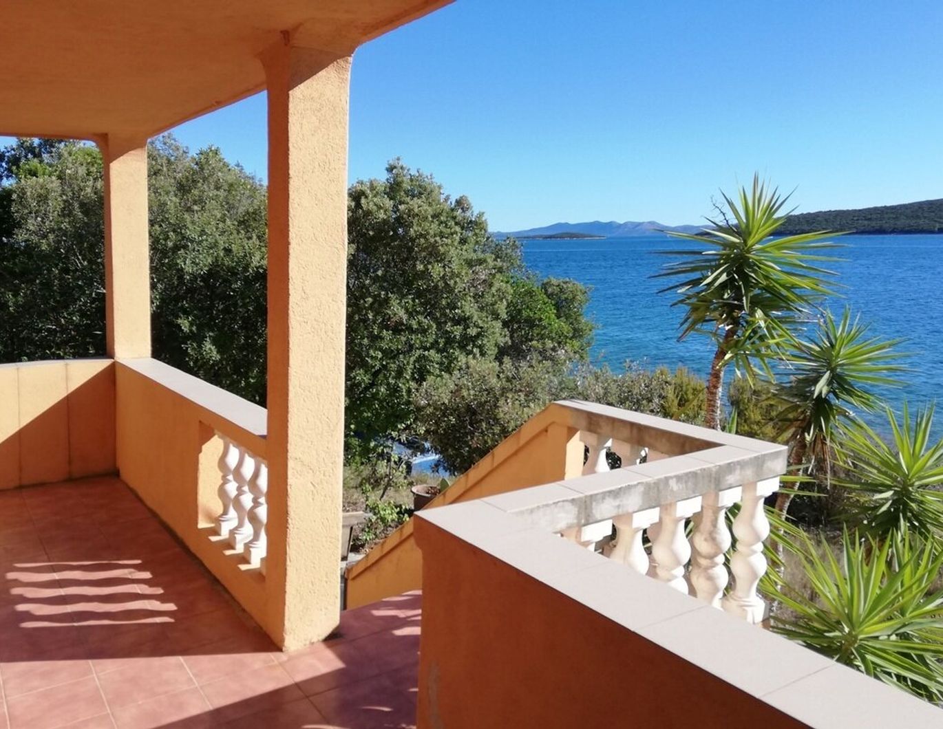 Einfamilienhaus auf der kleinen Insel Rivanj, erste Reihe zum Meer