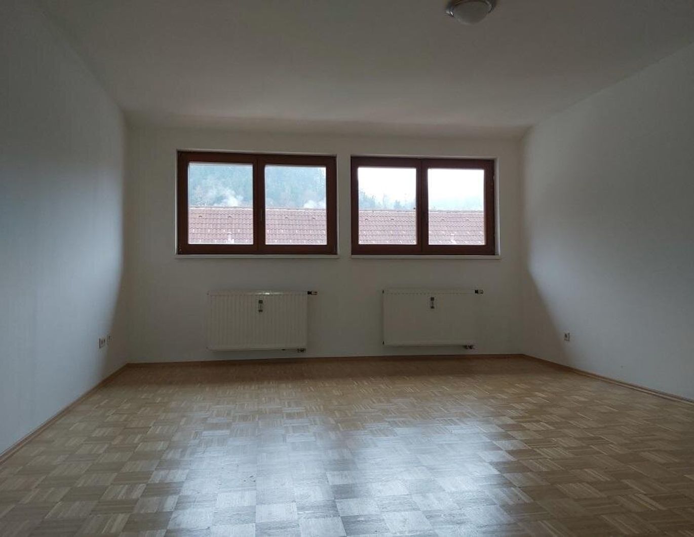 Zentrale 2-Zimmer-Wohnung mit Küchenblock im 2. Obergeschoß (Dachgeschoß) am Hauptplatz in Kapfenberg zu mieten !