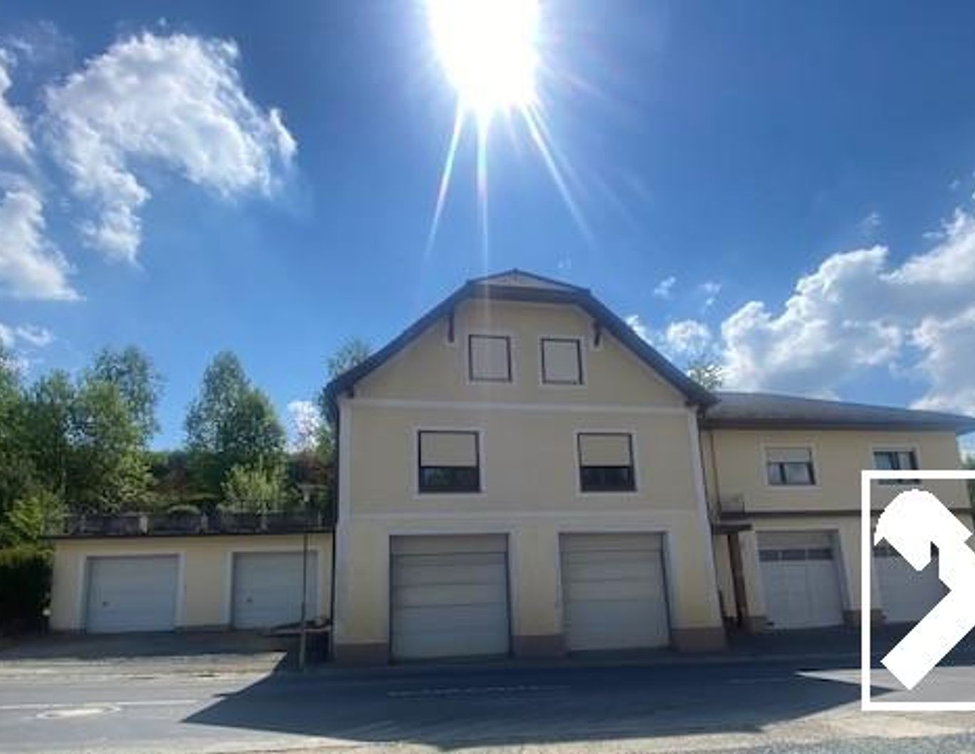 Schöner Wohnen mit vielen Garagen