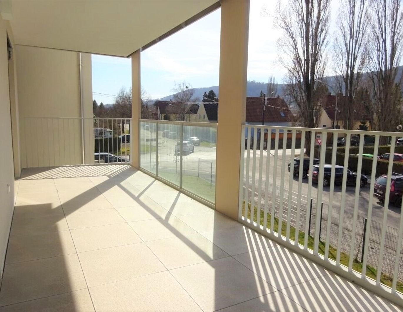 Moderne, schöne 3-Zimmer-Wohnung mit großem Balkon und KFZ-Tiefgaragenabstellplatz in ruhiger Lage