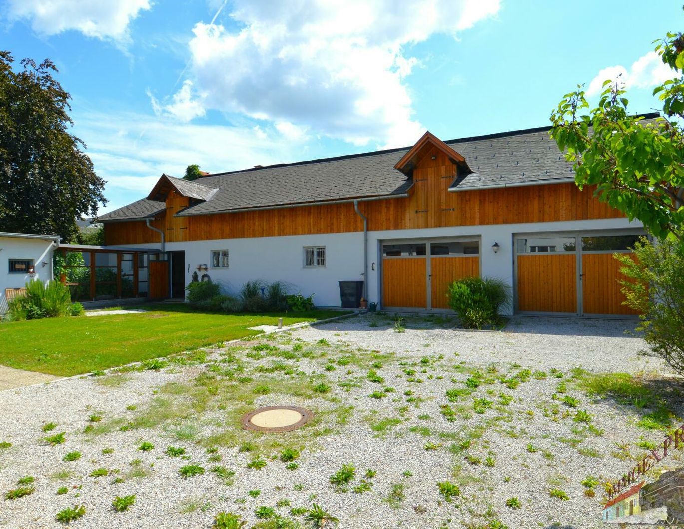 Entkerntes Einfamilienhaus mit großem Innenhof und hochwertig saniertem Stadl - zentrale Ruhelage