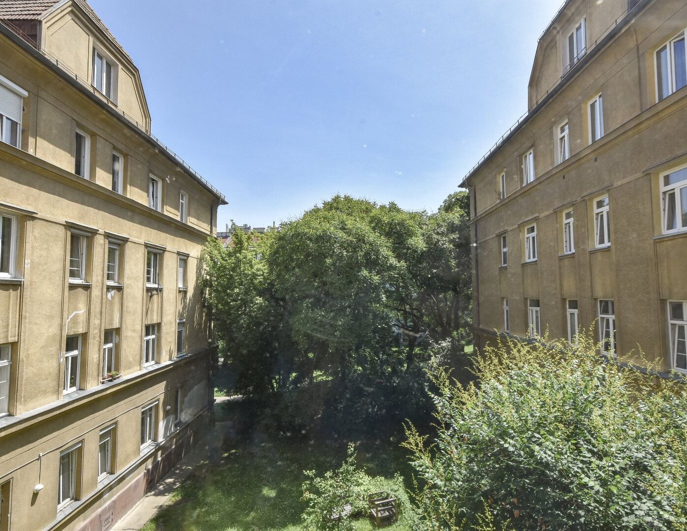 Altbauwohnung mit 2 Zimmern & Sanierungsbedarf - perfekt für kreative Eigennutzer