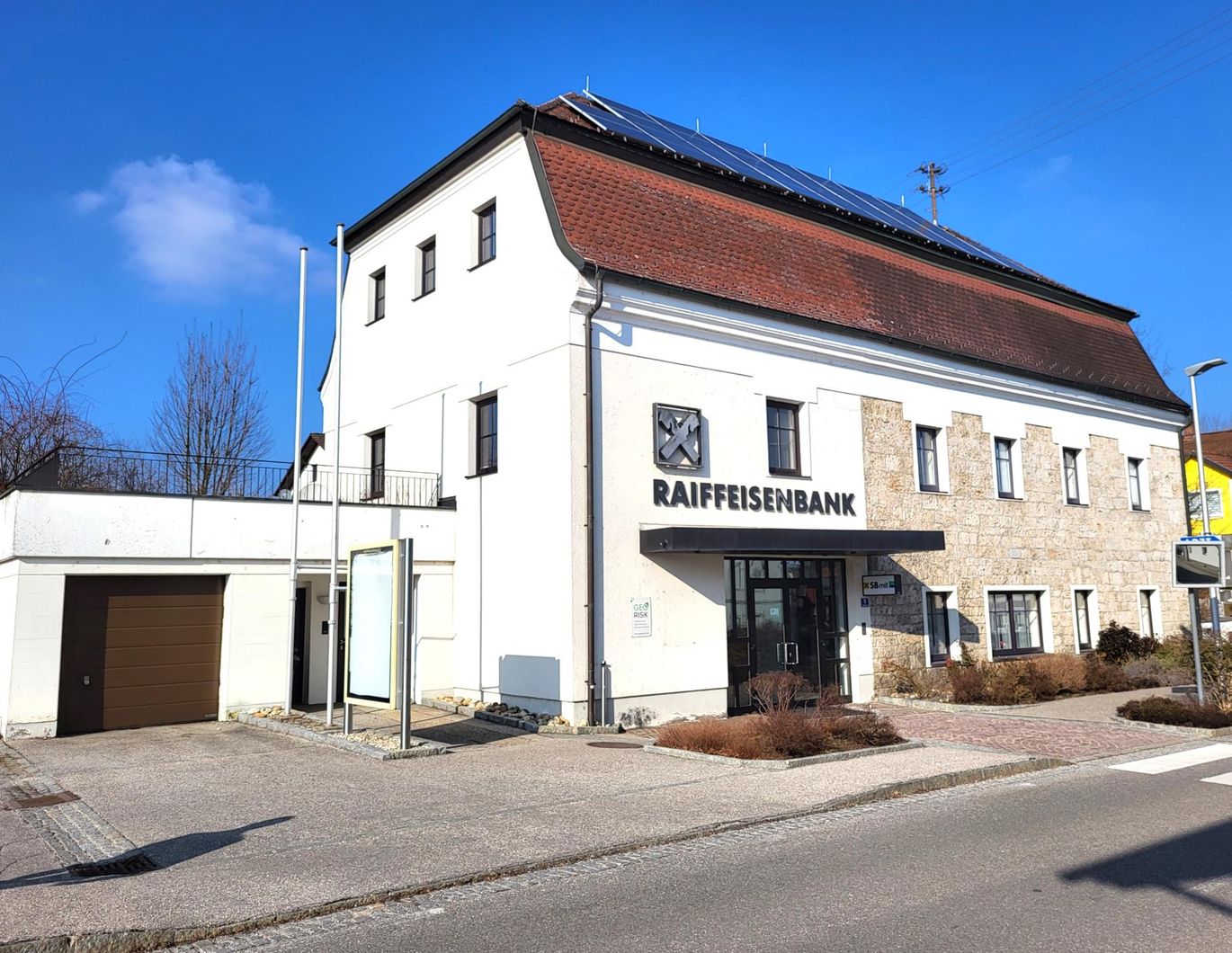 Ehemaliges Bankgebäude in zentraler Lage - vielseitig nutzbare Geschäftsfläche.