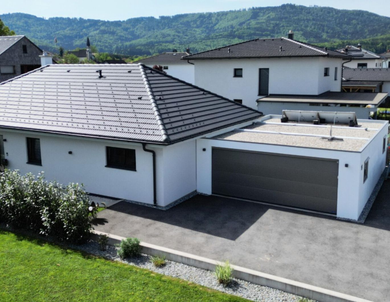 Neuwertiger Hartl Haus Bungalow in Aurach am Hongar: 4 Zimmer, Garage & viel Platz !