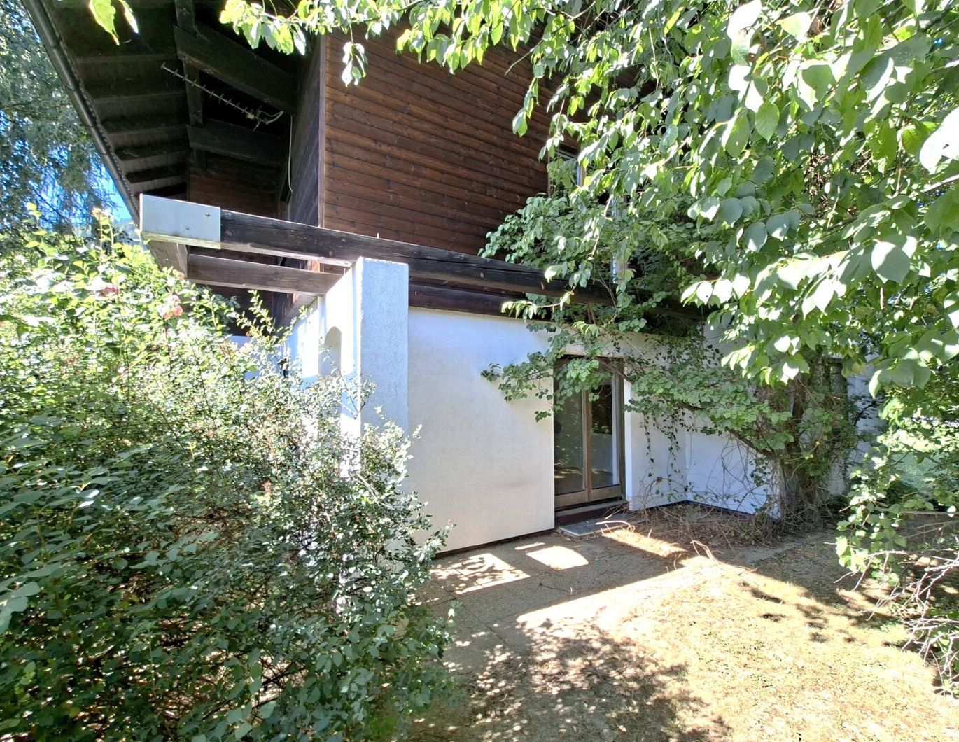 Teilweise fertiggestelltes geräumiges Wohnhaus am Ortsrand