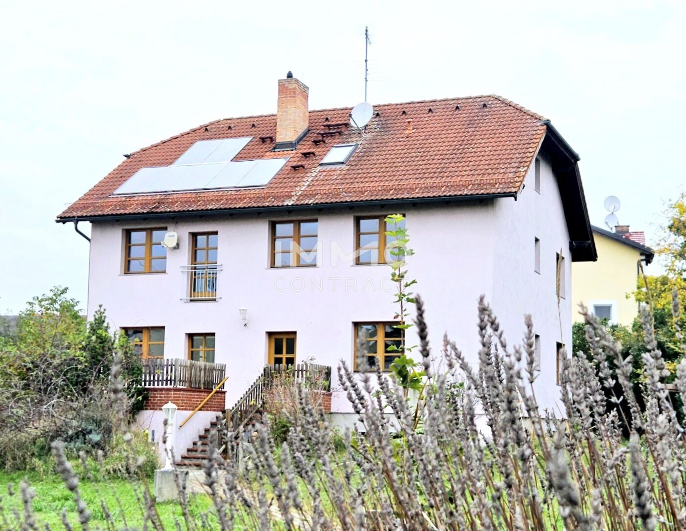 Großes Zweifamilienhaus, unterkellert auf teilbarem Grundstück und Entwicklungspotenzial in Ruhelage