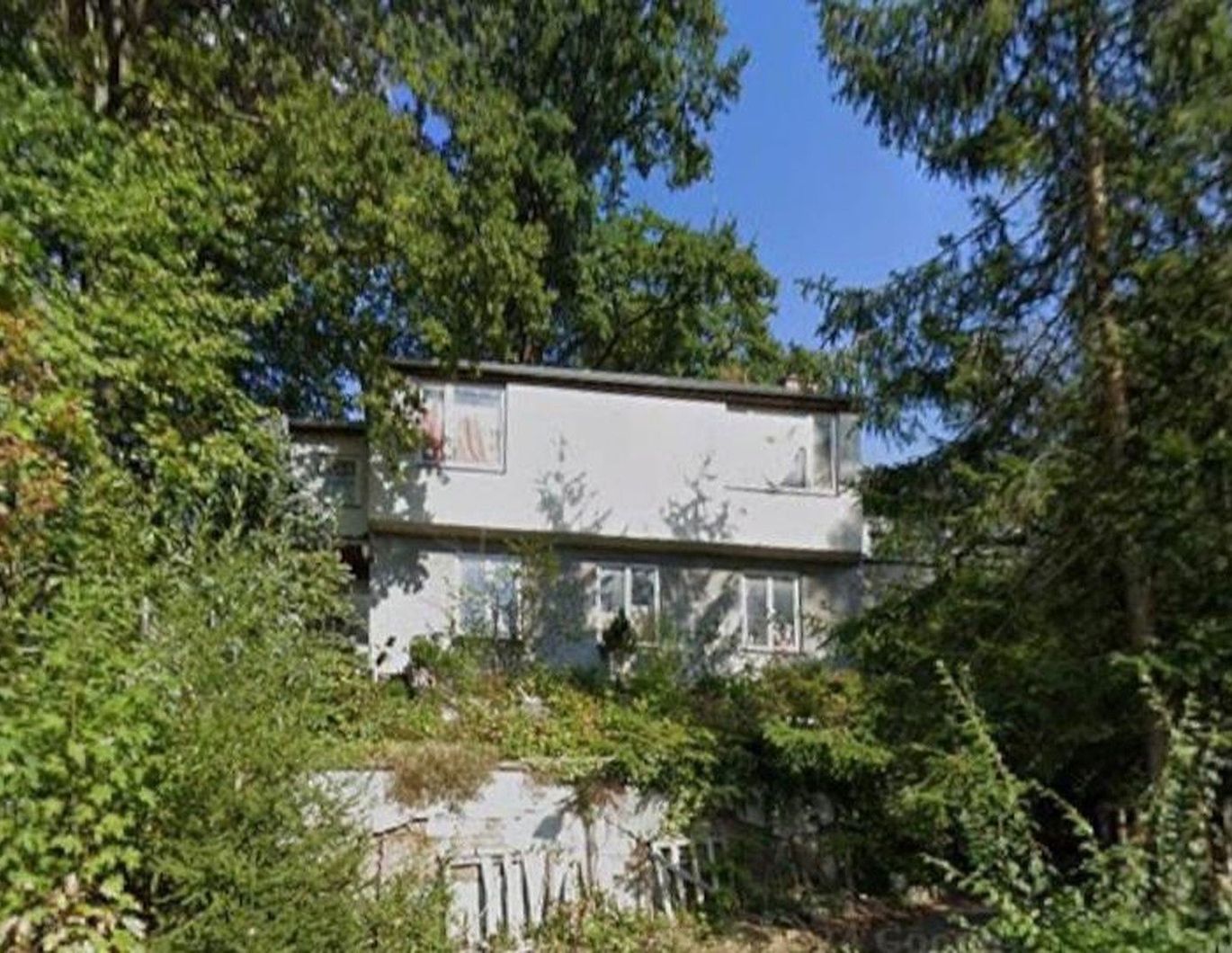 stark renovierungsbedürftiges Haus in sonniger Hanglage