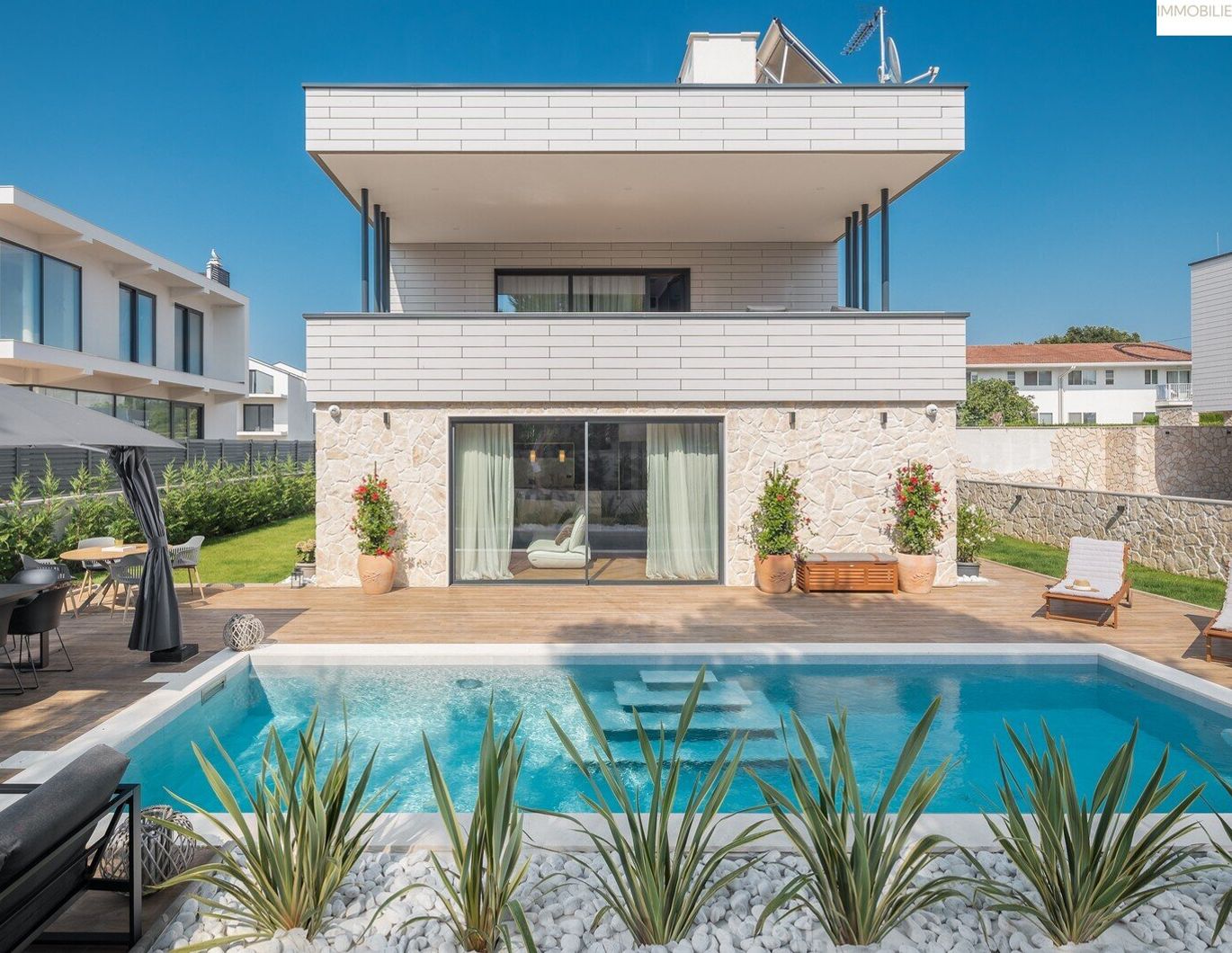 Gediegene, moderne Villa mit einzigartigem Meerblick