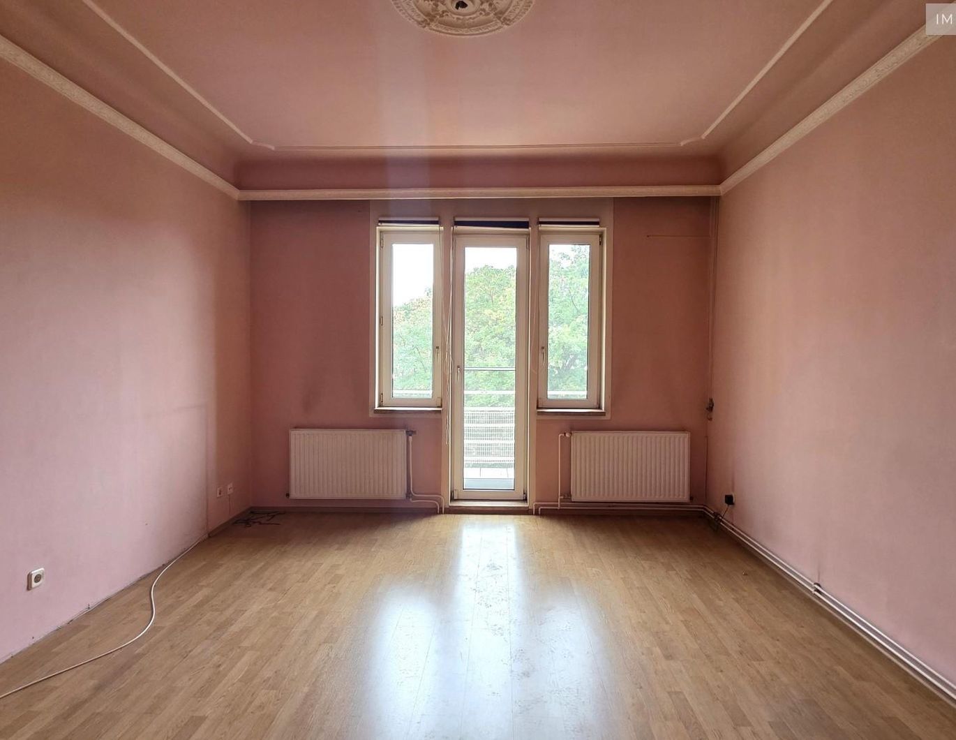 URBAN-LORITZ-PLATZ: Sanierungsbedürftige 3-Zimmer-Altbauwohnung mit Balkon