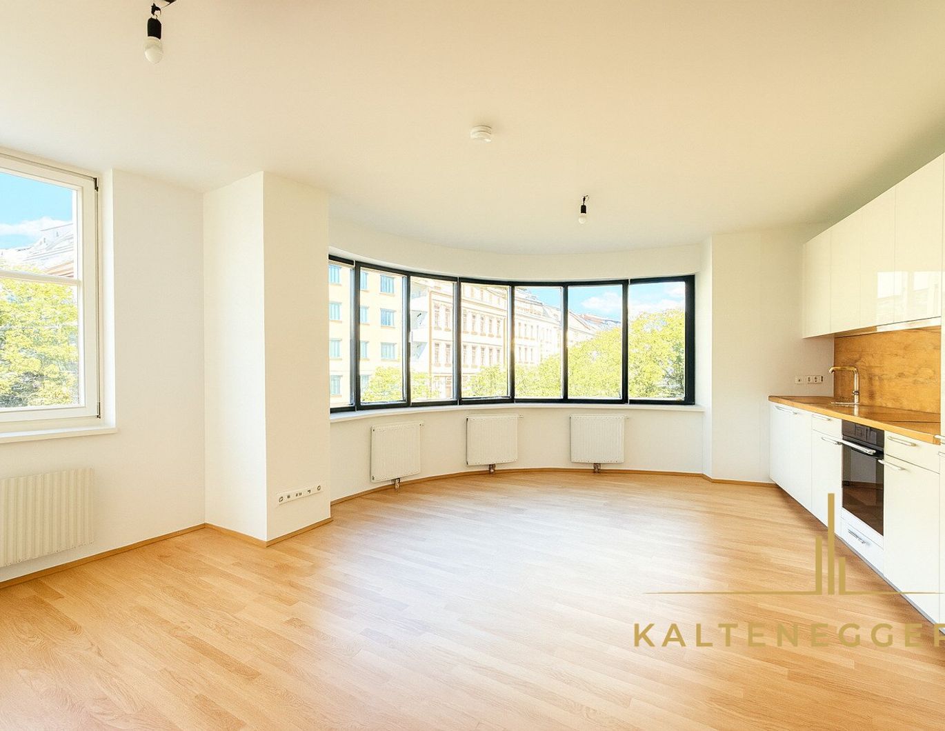 Erstbezug nach Sanierung ++ Außergewöhnliche 3-Zimmer Wohnung ++ mit großer Fensterfront und offenem Grundriss