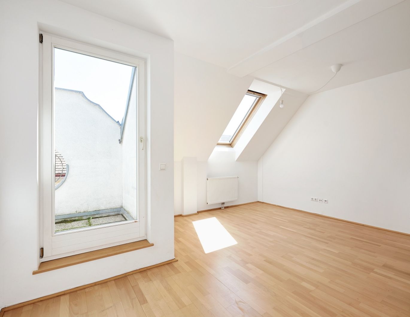 Herrliche 2-Zimmer-Dachgeschosswohnung mit Terrasse -  Nähe U3 Hütteldorfer Straße!
