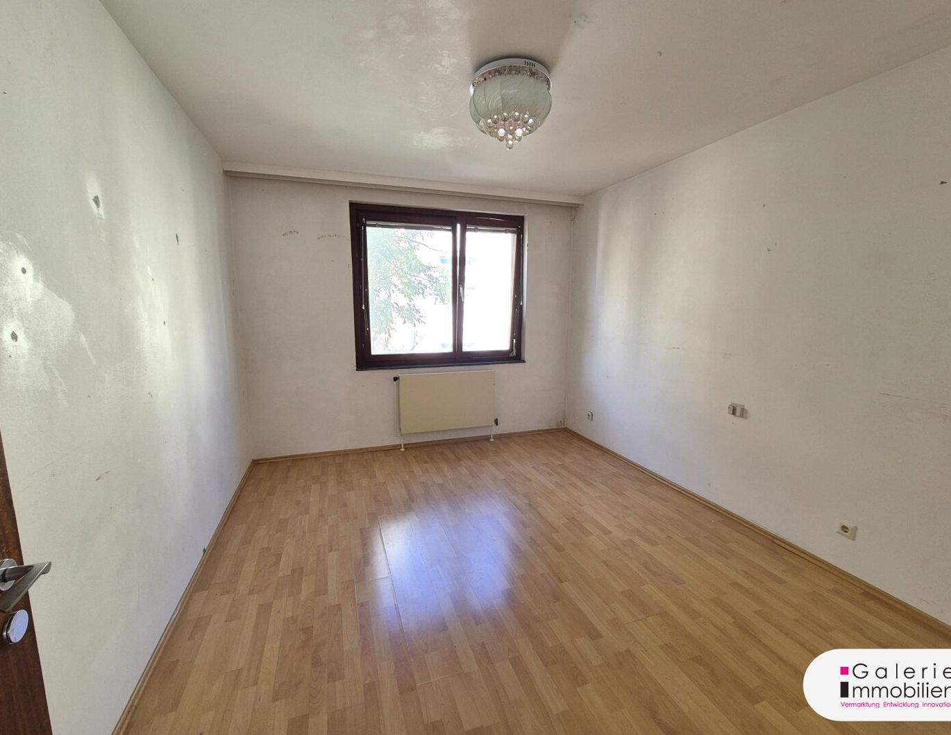 Sonnige und helle 3-Zimmer-Neubauwohnung mit Loggia inkl. Stellplatz - Sanierungsbedarf