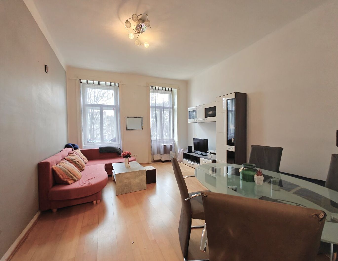 Am Allerheiligenplatz: Kompakte Altbauwohnung + Parkblick + Sonnige Südwest-Ausrichtung + Nähe U6 + Fernwärme + Vermietet zu BAR 3,38% bzw. 3,72%