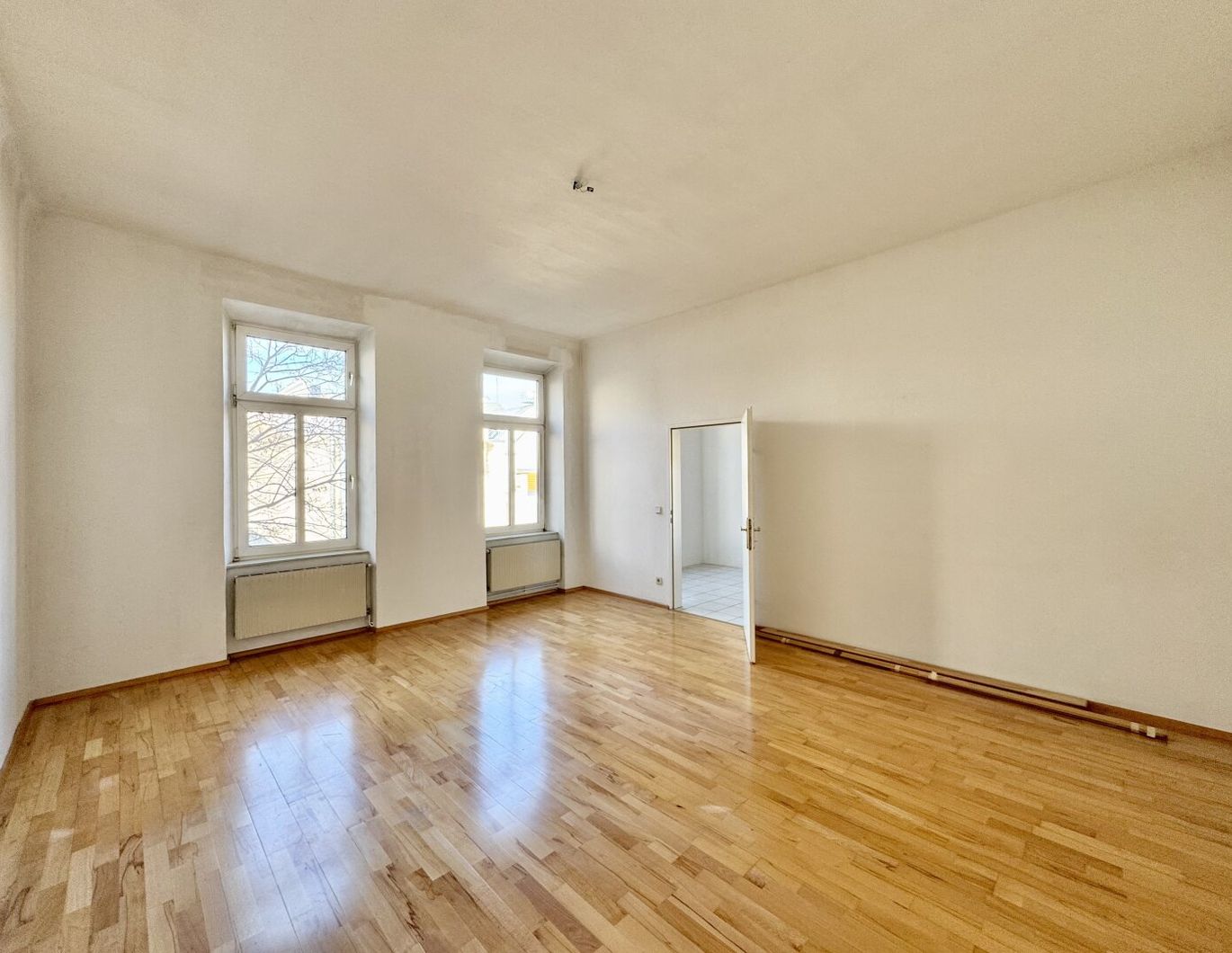 Geniale Lage im 7. Bezirk direkt bei Neubaugasse! Heller 3,5-Zimmer-Altbau im 3. Stock