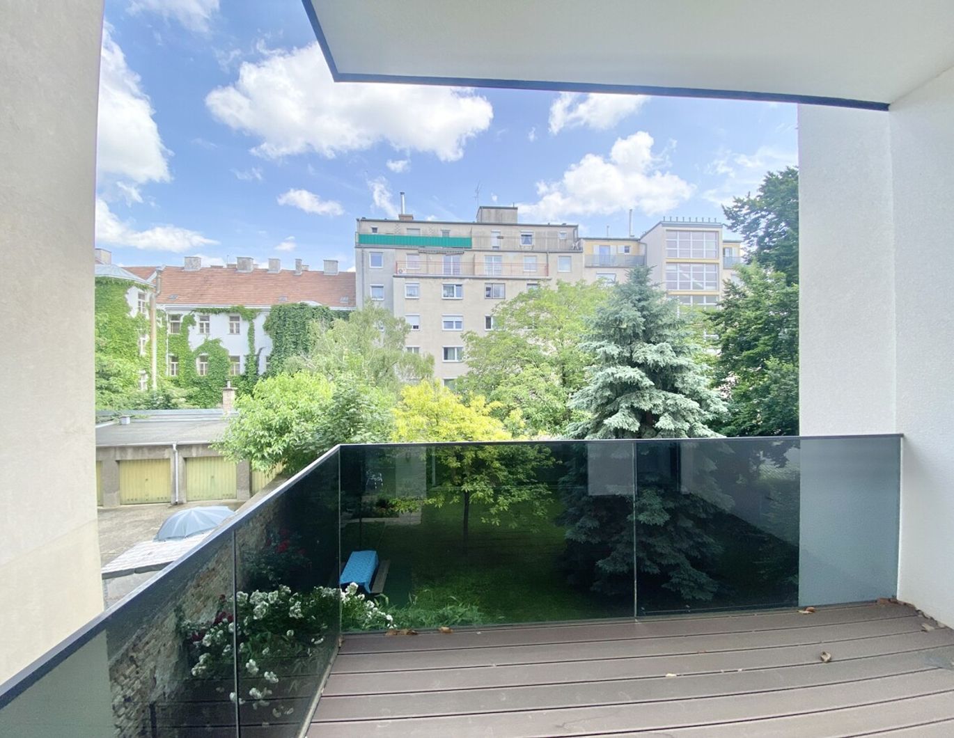 GRÜNBLICK - Balkonwohnung mit 3 Zimmer - Altbau reloaded mit Wärmepumpe und Freifläche