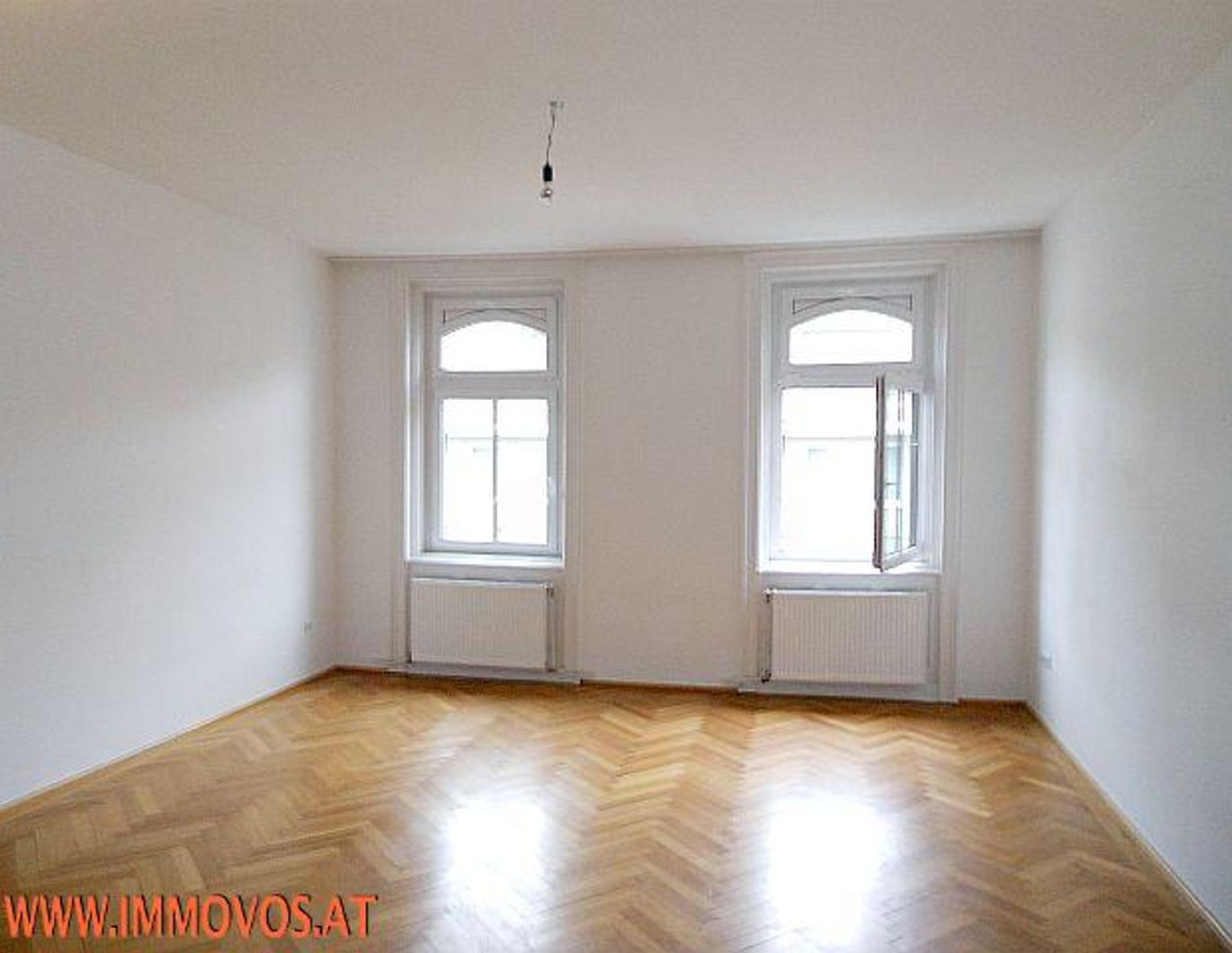 WUNDERSCHÖNE ALTBAUWOHNUNG MIT EINBAUKÜCHE IN GEPLFEGTEM LIFTHAUS