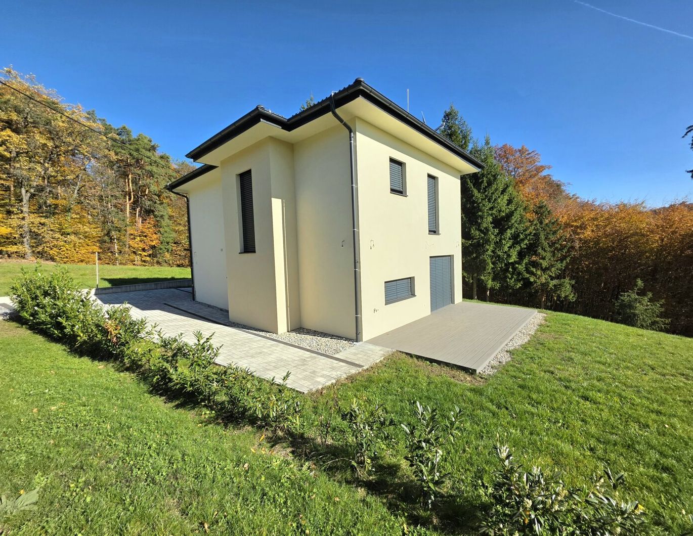 Lichtdurchflutetes Neubauhaus im Grünen!