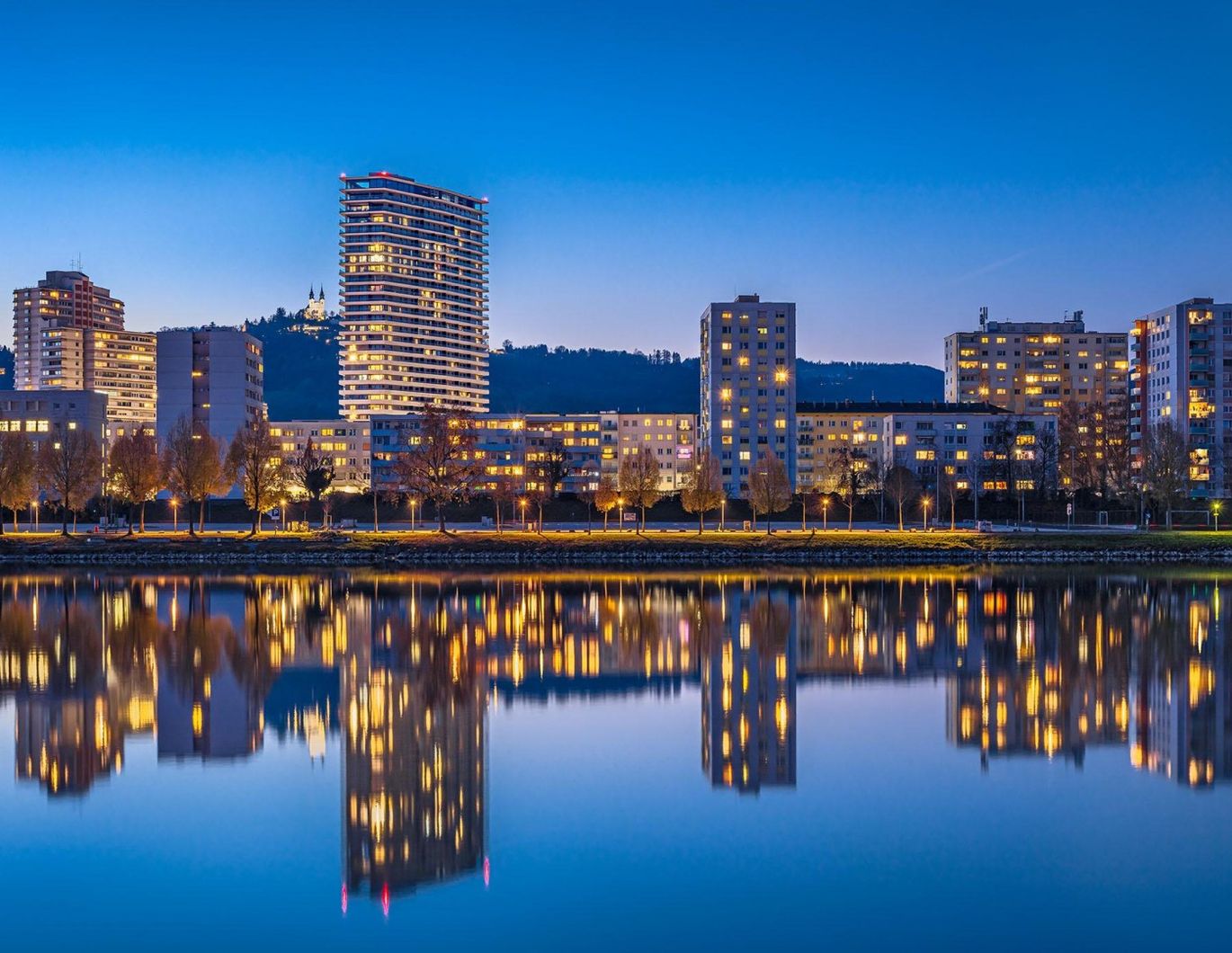 LINZ/URFAHR (BRUCKNER TOWER): EINE PERFEKTE WOHNKOMPOSITION-EIGENTUMSWOHNUNG 129,09 m² Wohnfläche + 64,15 m² Balkon + Tiefgaragenstellplätze