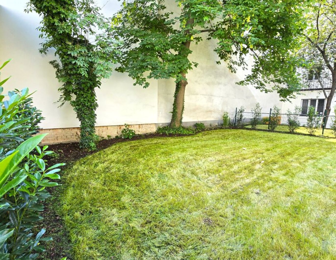 Grünblick, Gartenglück und Balkonbonus! TOP saniert + Herrlicher Eigengarten + Hofseitiger Balkon + Viel Grün + Viel Lebensqualität + Absolute Ruhelage + Ideale Raumaufteilung! Besser geht´s nicht! Nicht lange zögern...