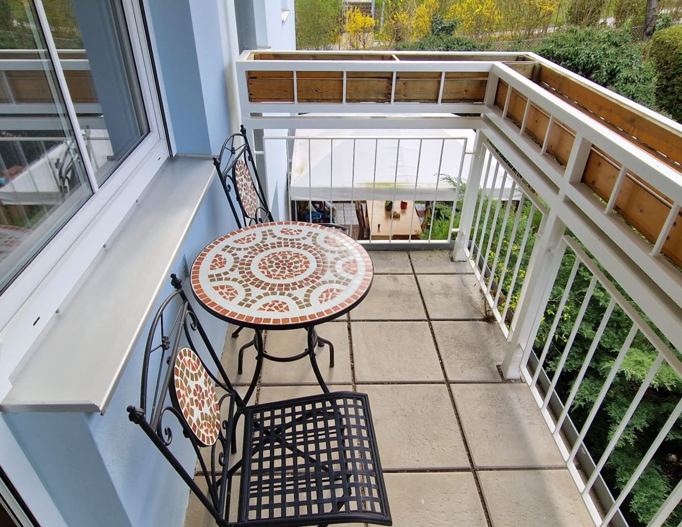 Ruhige, helle 2 Zimmer Wohnung mit Balkon und Grünblick