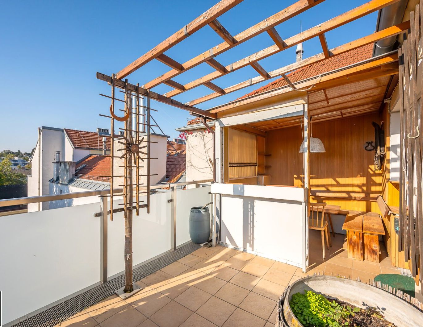 Bastiengasse 15: 3-Zimmer-DG-Wohnung mit separater Küche & gemütlicher, sonniger Terrasse