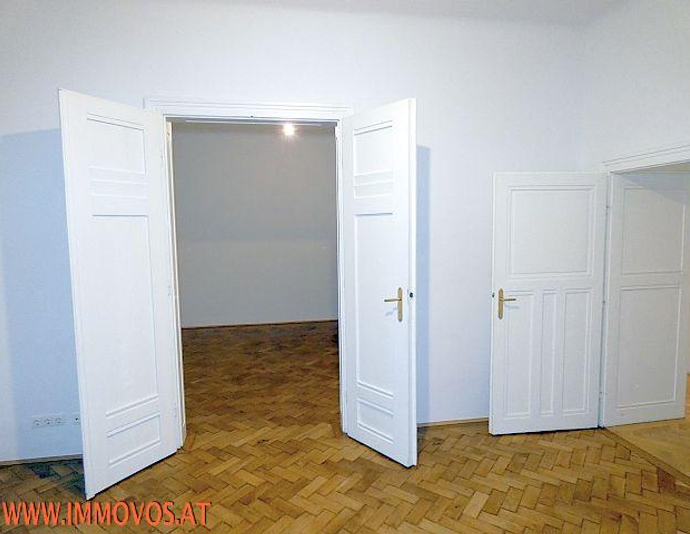 **WUNDERSCHÖN SANIERTE KLASSISCHE ALTBAUWOHNUNG IM SERVITENVIERTEL***